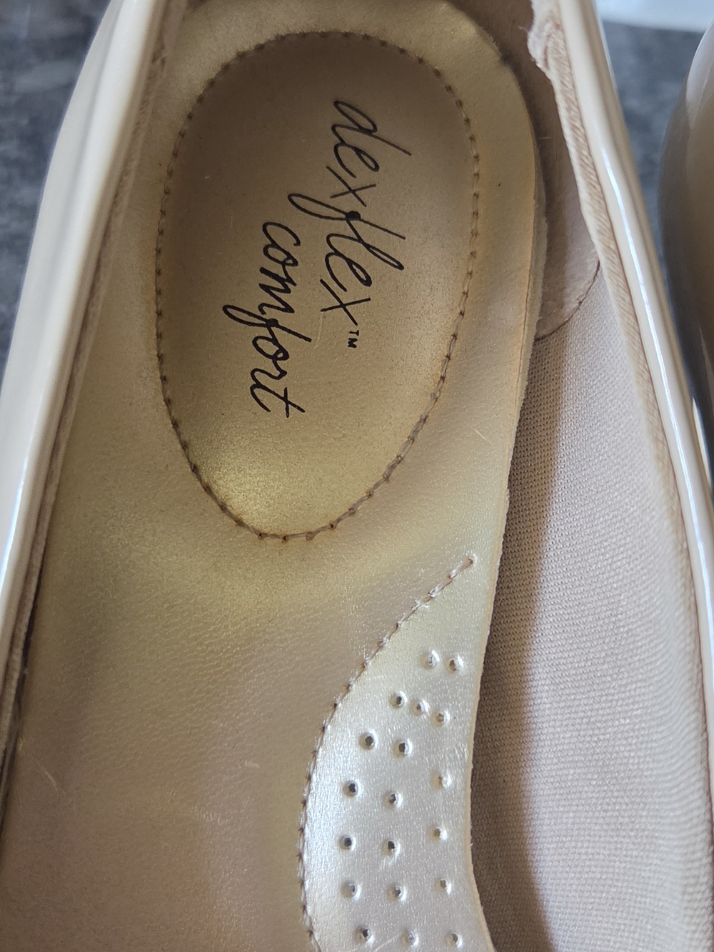 Dexflex Comfort Nude Beige Patent Mid-Heel Pumps 7Wide - Picture 13 of 16
